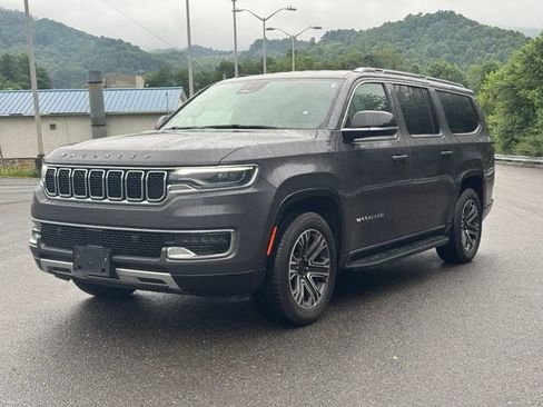Used 2024 Jeep Wagoneer L Series II w/ Flexible Seating Group AWD/4WD image 3