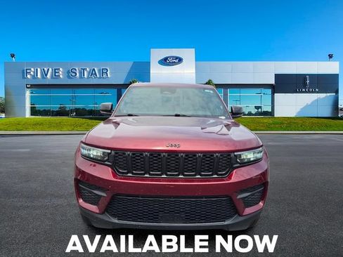 Used 2025 Jeep Grand Cherokee Altitude AWD/4WD image 2