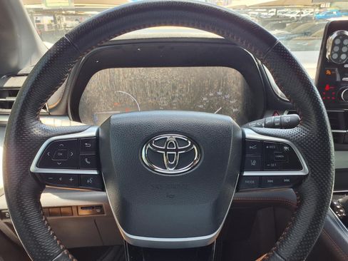Used 2023 Toyota Sienna XSE FWD image 23