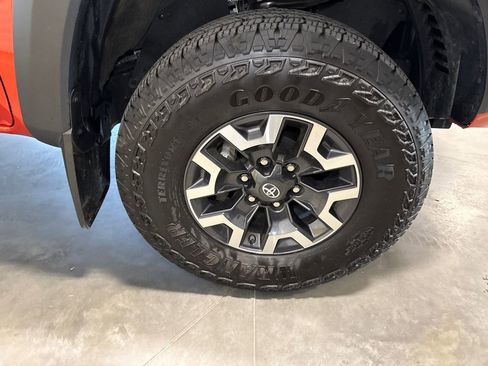 Used 2018 Toyota Tacoma TRD Off-Road w/ Technology Package AWD/4WD image 18