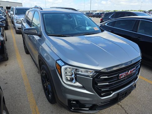 Used 2024 GMC Terrain SLT w/ Tech Package FWD image 4