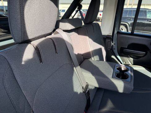 Used 2024 Jeep Wrangler Unlimited w/ Convenience Group AWD/4WD image 18