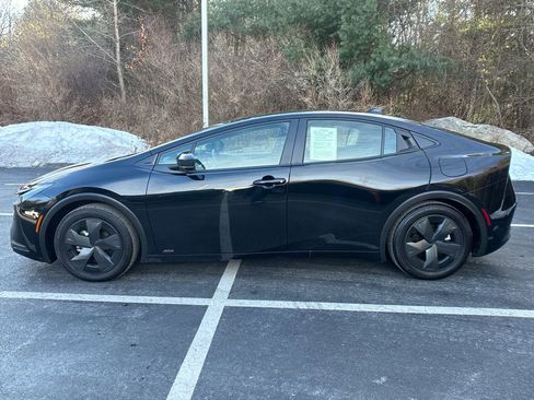 Used 2025 Toyota Prius LE image 2