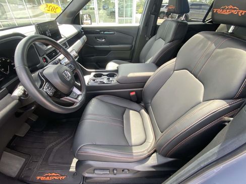 Used 2025 Honda Pilot TrailSport image 16