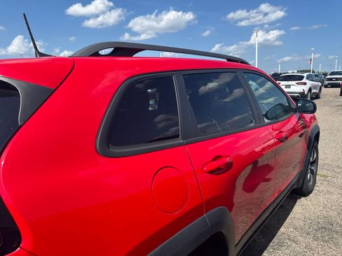 Used 2018 Jeep Cherokee Trailhawk w/ Comfort/Convenience Group AWD/4WD image 11