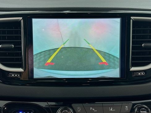 Used 2024 Chrysler Pacifica Touring-L image 22