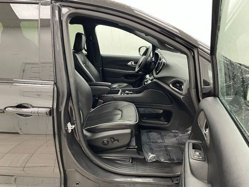 Used 2023 Chrysler Pacifica Limited w/ Uconnect Theater Family Group image 14
