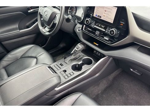 Used 2024 Toyota Highlander XLE image 19