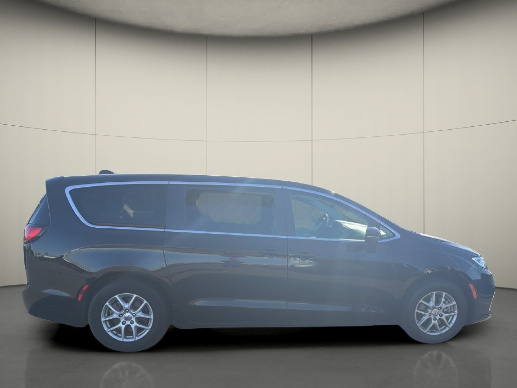Used 2024 Chrysler Pacifica Touring-L FWD image 8