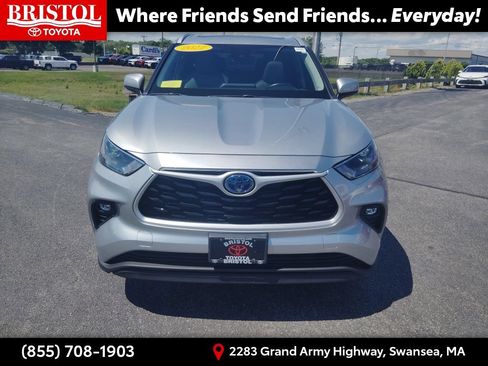 Used 2022 Toyota Highlander XLE AWD/4WD image 2