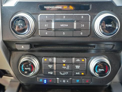 Used 2015 Ford F150 Platinum w/ Equipment Group 701A Luxury image 28