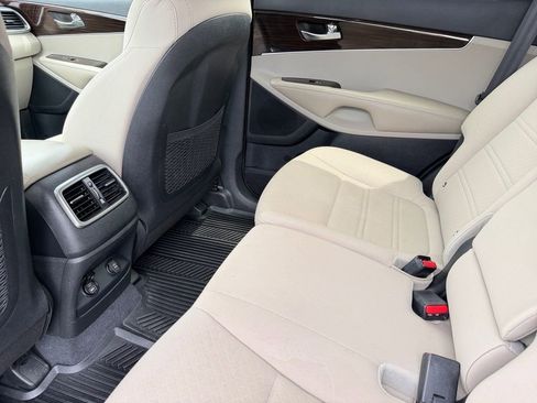 Used 2020 Kia Sorento LX FWD image 16