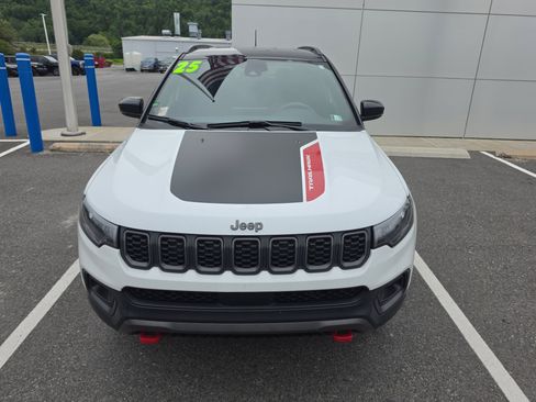 Used 2025 Jeep Compass Trailhawk w/ Trailhawk Convenience Group AWD/4WD image 9