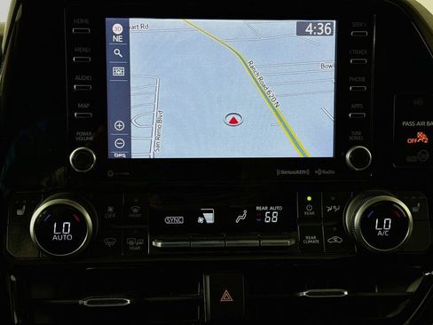 Used 2020 Toyota Highlander XLE FWD image 13