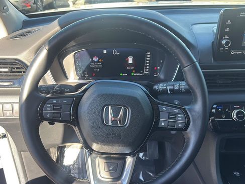 Used 2025 Honda Pilot Elite image 12