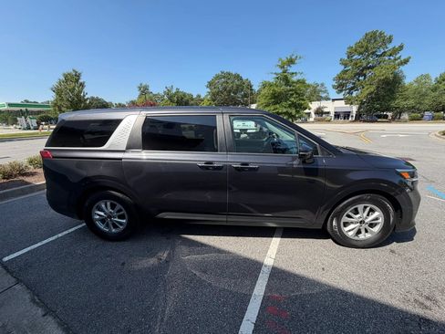 Used 2023 Kia Carnival LX FWD image 5