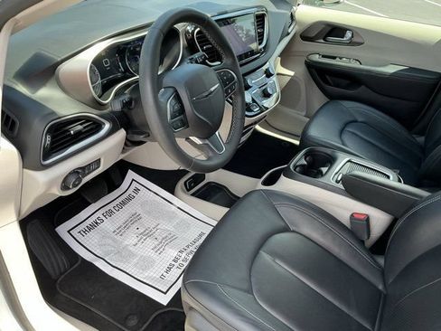 Used 2024 Chrysler Pacifica Touring-L FWD image 14