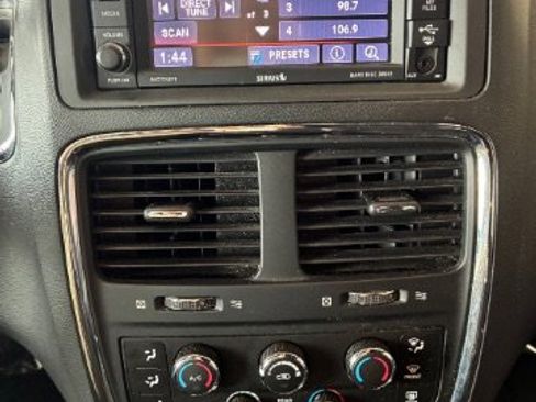 Used 2018 Dodge Grand Caravan SE image 21