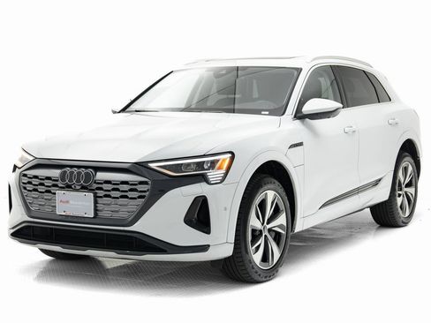 Used 2024 Audi Q8 e-tron Premium Plus image 28