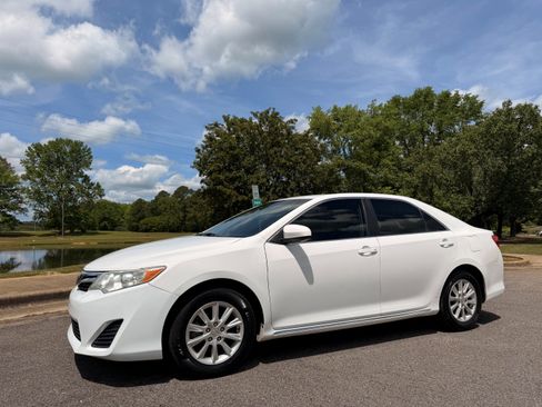 Used 2012 Toyota Camry LE FWD image 1