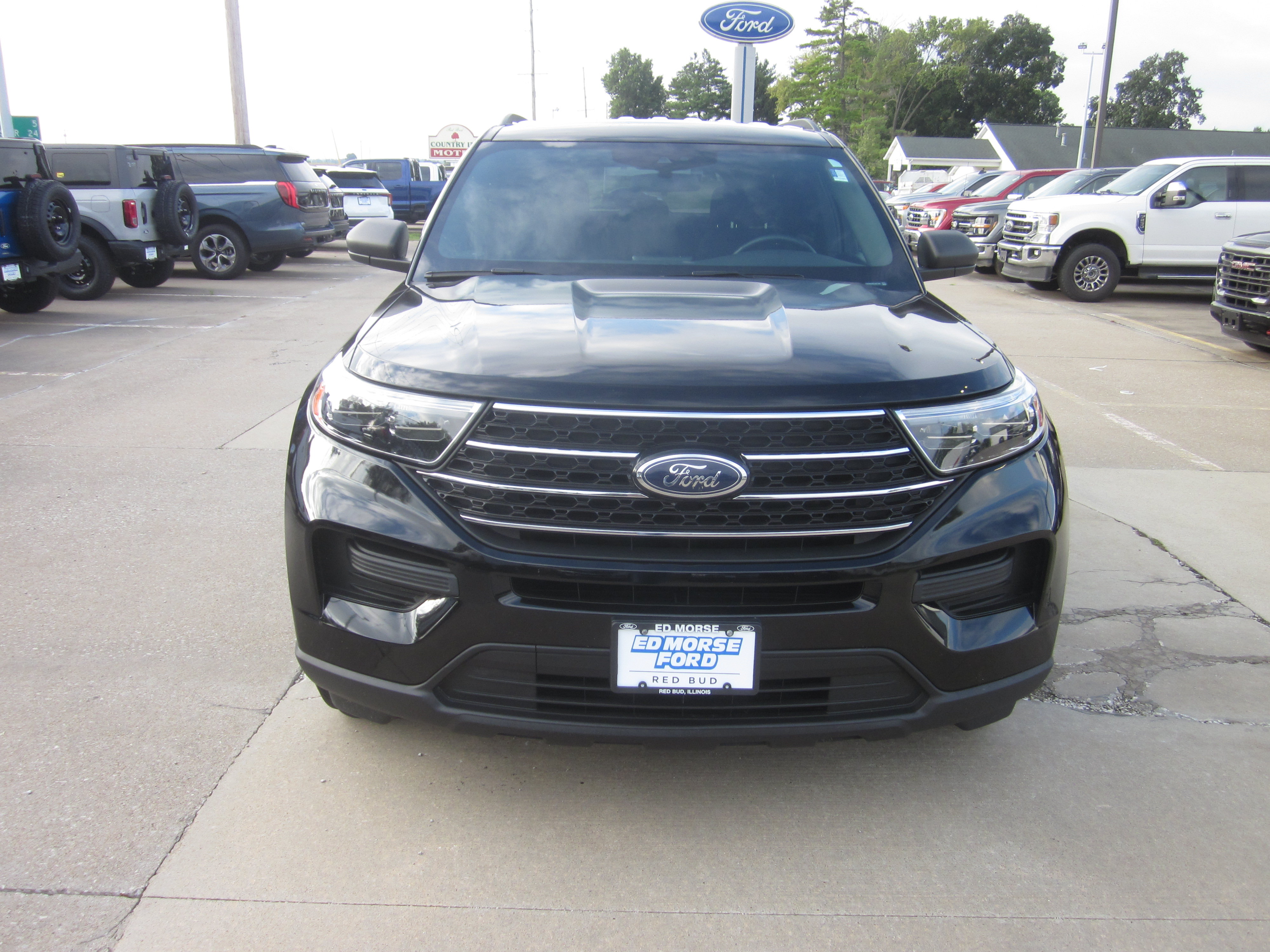 Used 2020 Ford Explorer XLT w/ Comfort Package AWD/4WD image 2