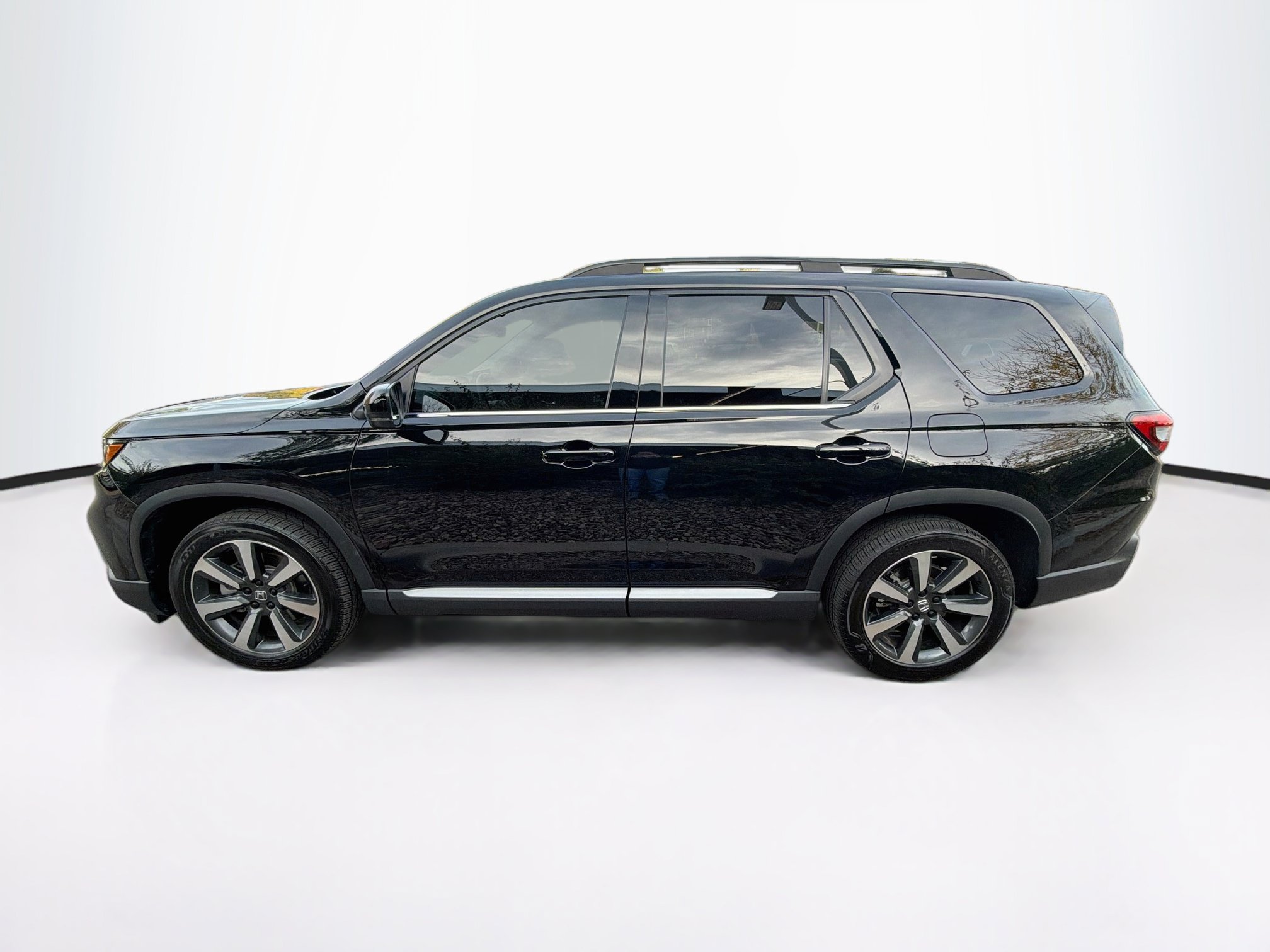 Used 2025 Honda Pilot Touring image 4