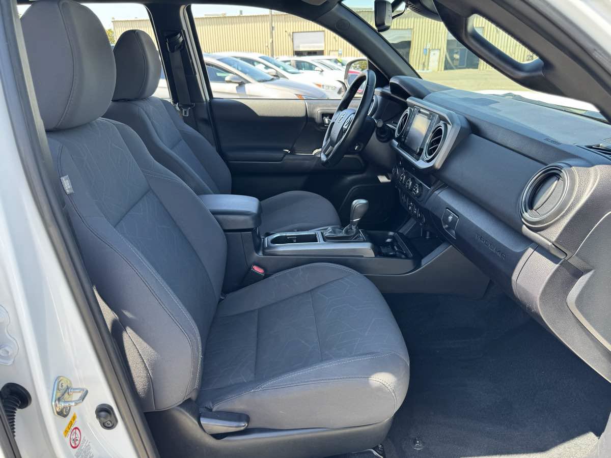 Used 2019 Toyota Tacoma TRD Off-Road w/ Technology Package AWD/4WD image 15