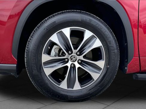 Used 2021 Toyota Highlander XLE FWD image 11