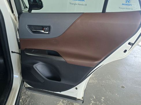 Used 2021 Toyota Venza Limited image 11