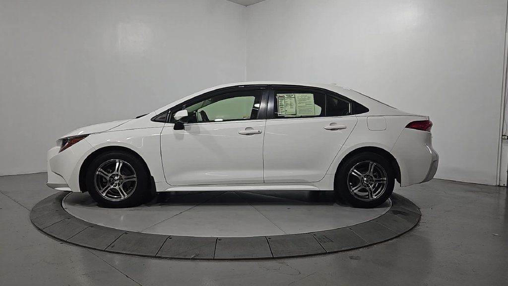 Used 2020 Toyota Corolla LE FWD image 2