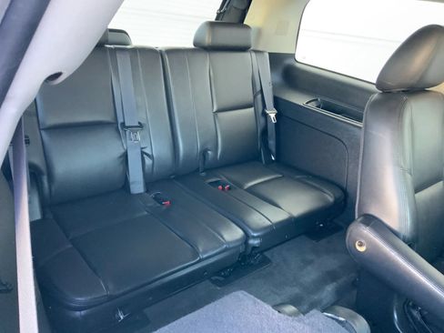 Used 2011 Cadillac Escalade Luxury AWD/4WD image 17