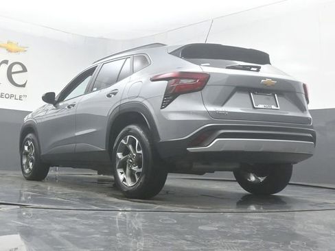 Used 2024 Chevrolet Trax LT w/ LT Convenience Package FWD image 5