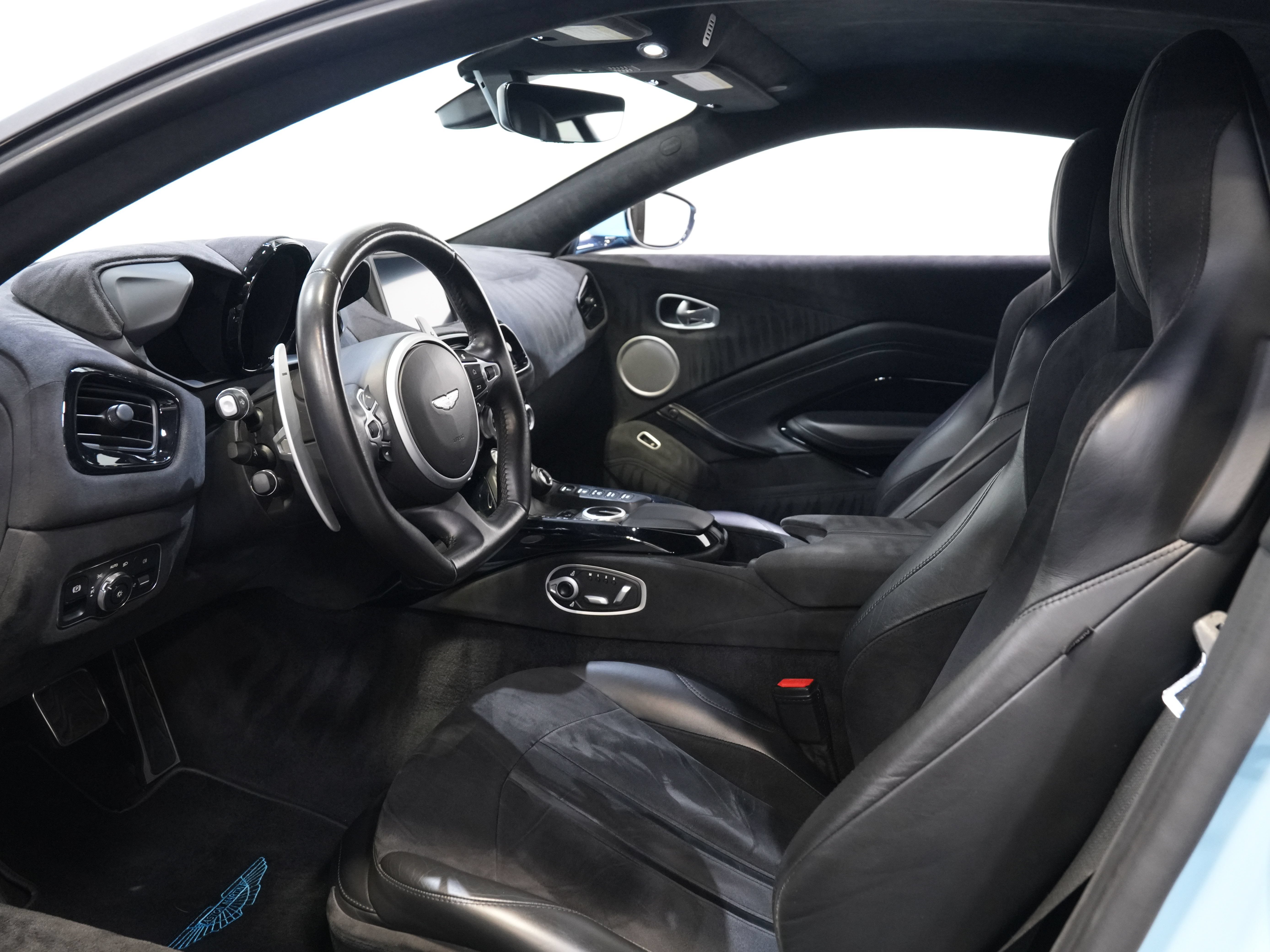 Used 2020 Aston Martin V8 Vantage Coupe RWD image 28