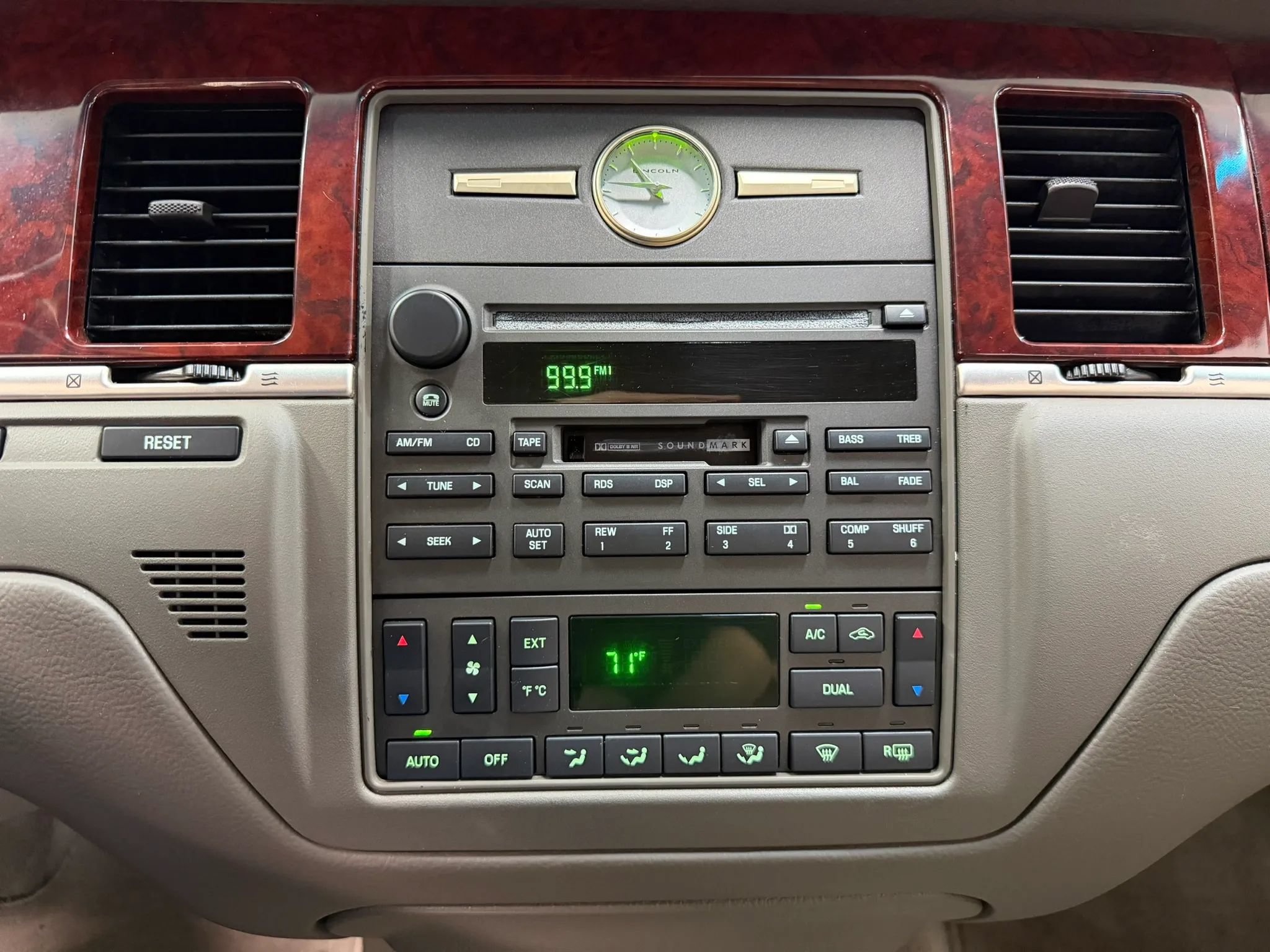 Used 2004 Lincoln Town Car Ultimate RWD image 21