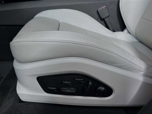 Used 2025 Porsche Macan Electric image 13