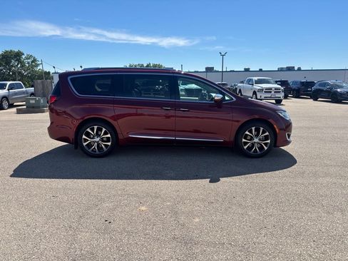 Used 2018 Chrysler Pacifica Limited w/ Tire & Wheel Group FWD image 6