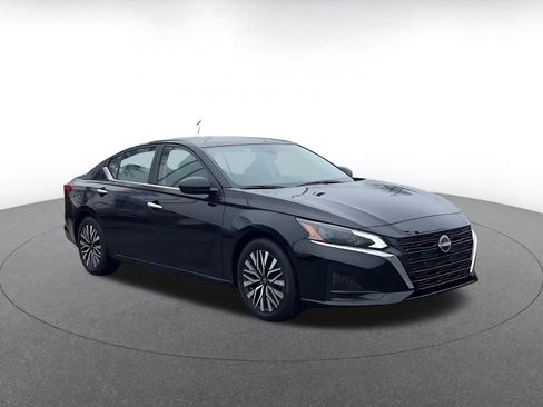 Used 2025 Nissan Altima 2.5 SV image 3