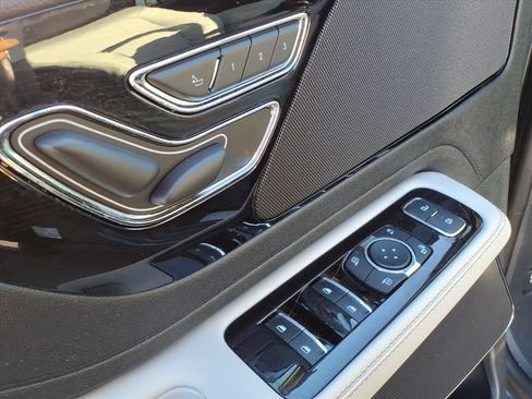 Used 2025 Lincoln Aviator AWD image 16