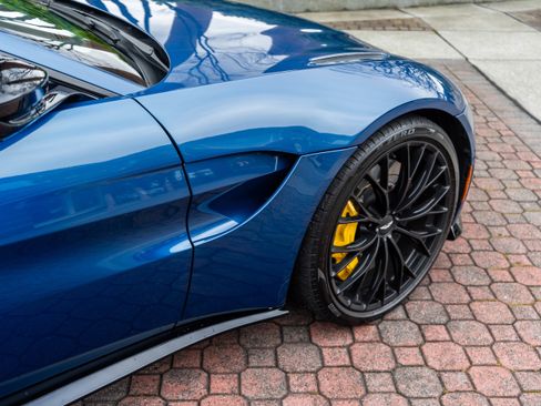 Used 2022 Aston Martin V8 Vantage Coupe image 9