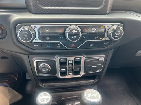 Used 2023 Jeep Wrangler Unlimited AWD/4WD image 32
