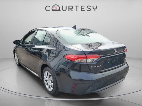 Used 2021 Toyota Corolla LE image 3
