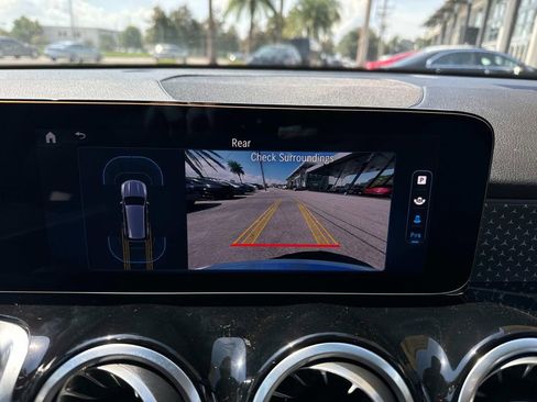 Used 2025 Mercedes-Benz GLB 250 image 12