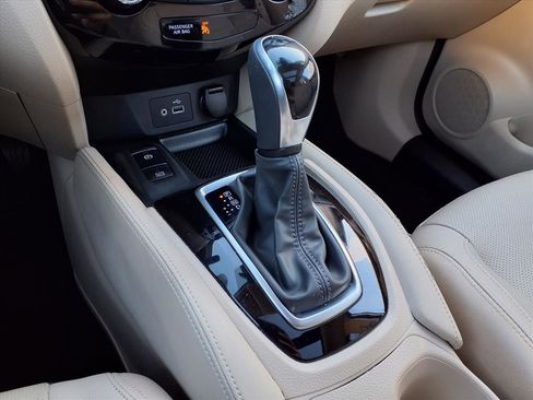 Used 2019 Nissan Rogue SL w/ Premium Package image 25