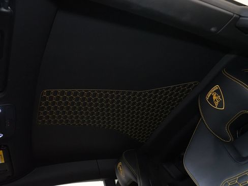 Used 2019 Lamborghini Huracan LP 580-2 RWD image 18