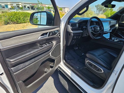 Used 2024 Jeep Wagoneer Series III AWD/4WD image 15