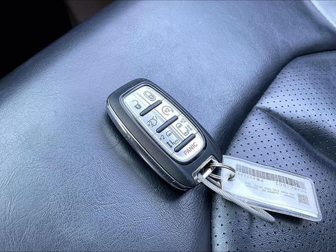 Used 2023 Chrysler Pacifica Touring-L FWD image 11