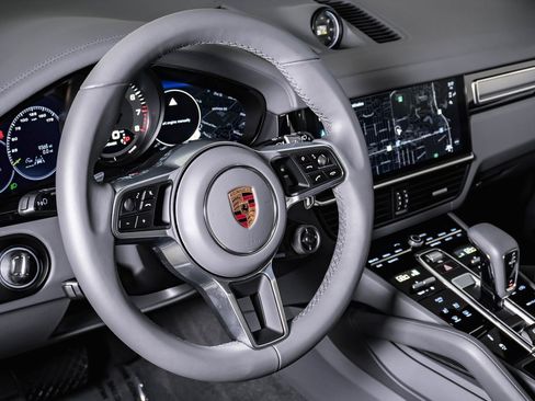 Certified 2023 Porsche Cayenne Platinum Edition image 18