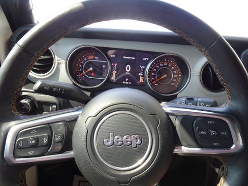 Used 2023 Jeep Wrangler Unlimited Sahara AWD/4WD image 19