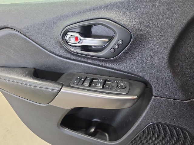 Used 2020 Jeep Cherokee Limited AWD/4WD image 21