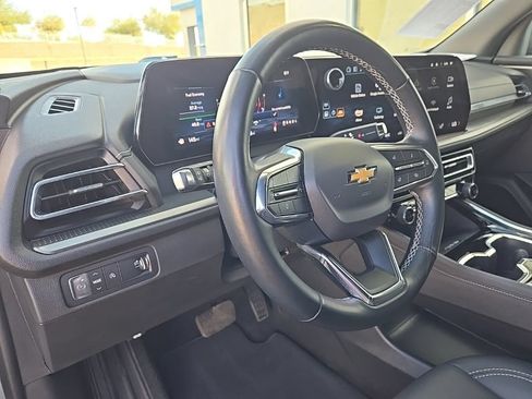 Used 2025 Chevrolet Traverse LT FWD image 16